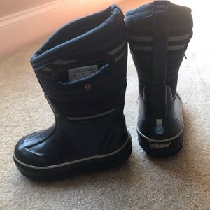 Bogs boy shoes size 9
